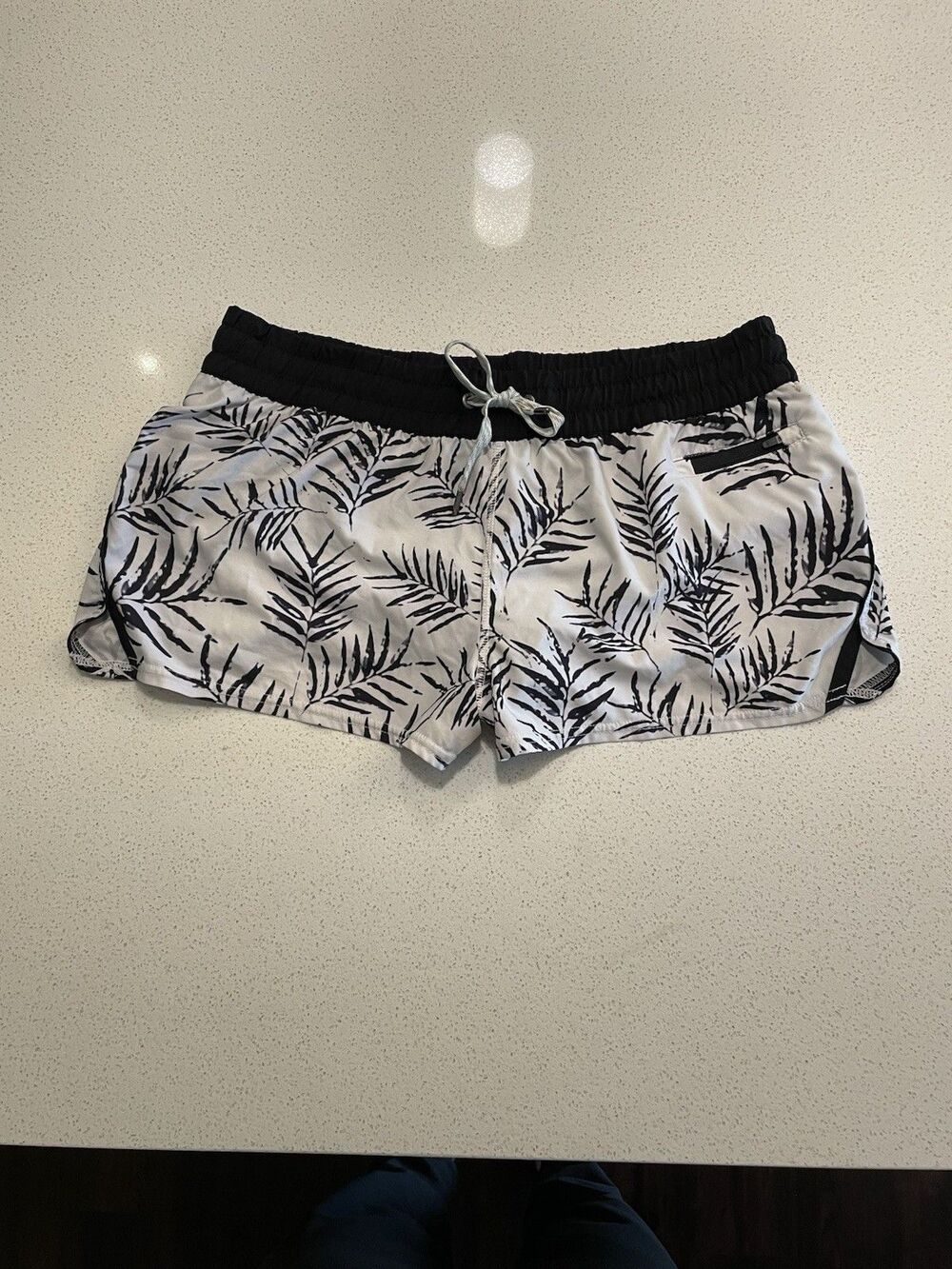 Vuori Clementine 2.0 Shorts 2.5” Womens Large Palm Leaf White Black - Picture 3 of 6